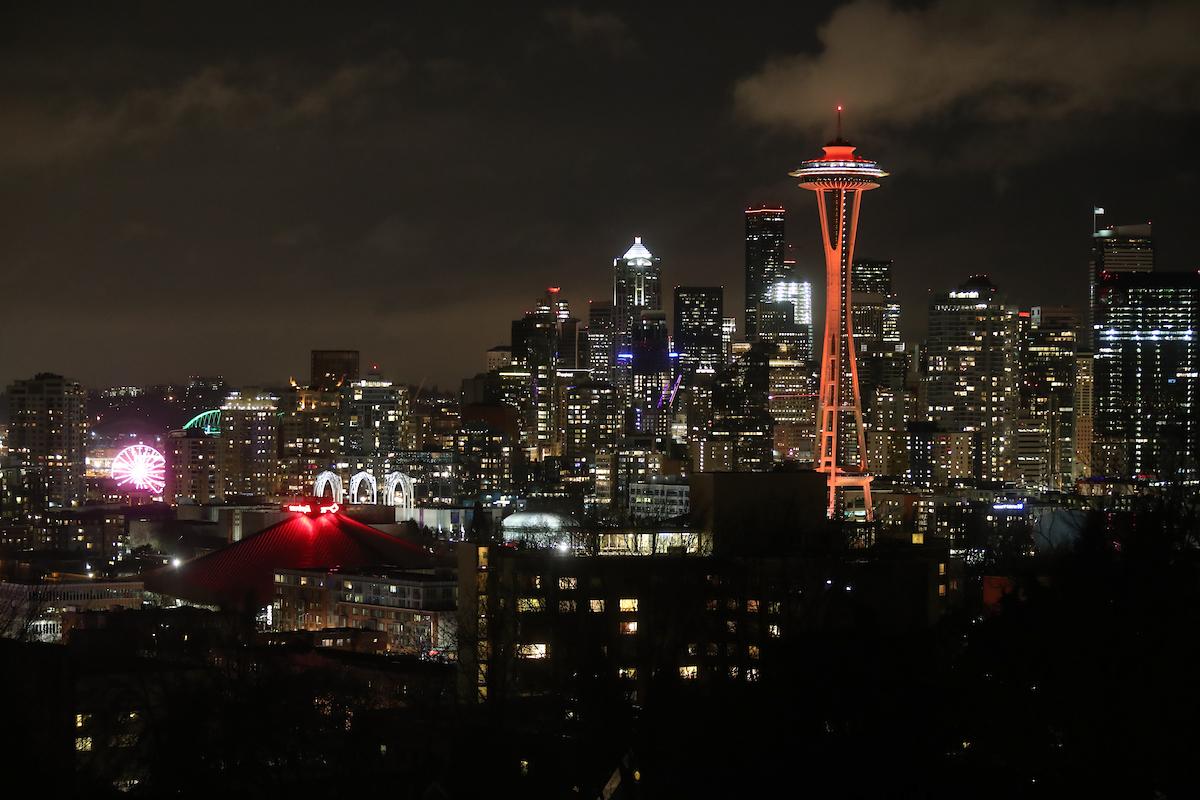夜晚的西雅图，太空针塔亮起了红色的灯光